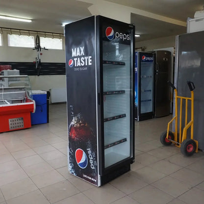 Vitrină frigorifică pentru băuturi, 60cm lățime, ventilație aer, panou comandă digital, iluminare LED, 4 rafturi incluse