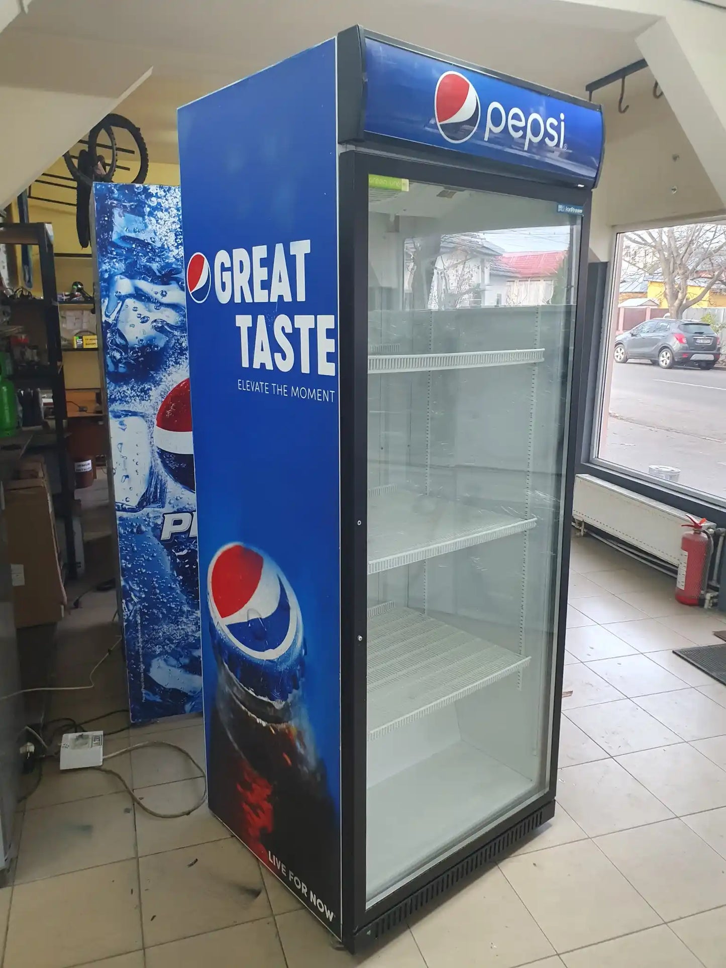 Vitrină frigorifică pentru băuturi, 85cm lățime, panou comandă digital, iluminare LED