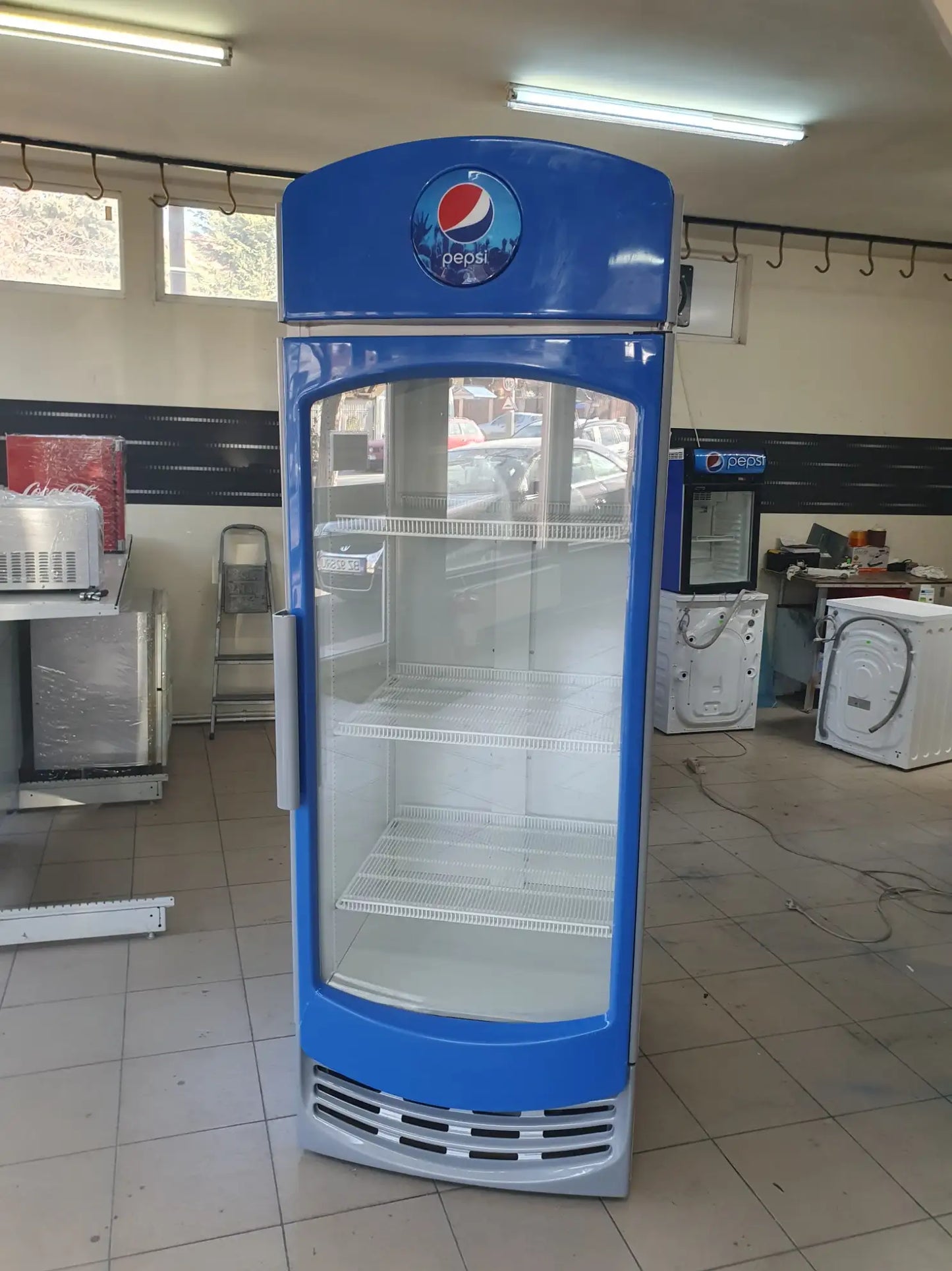 Vitrină frigorifică pentru băuturi, 76cm lățime, ventilație aer, panou comandă digital, iluminare LED