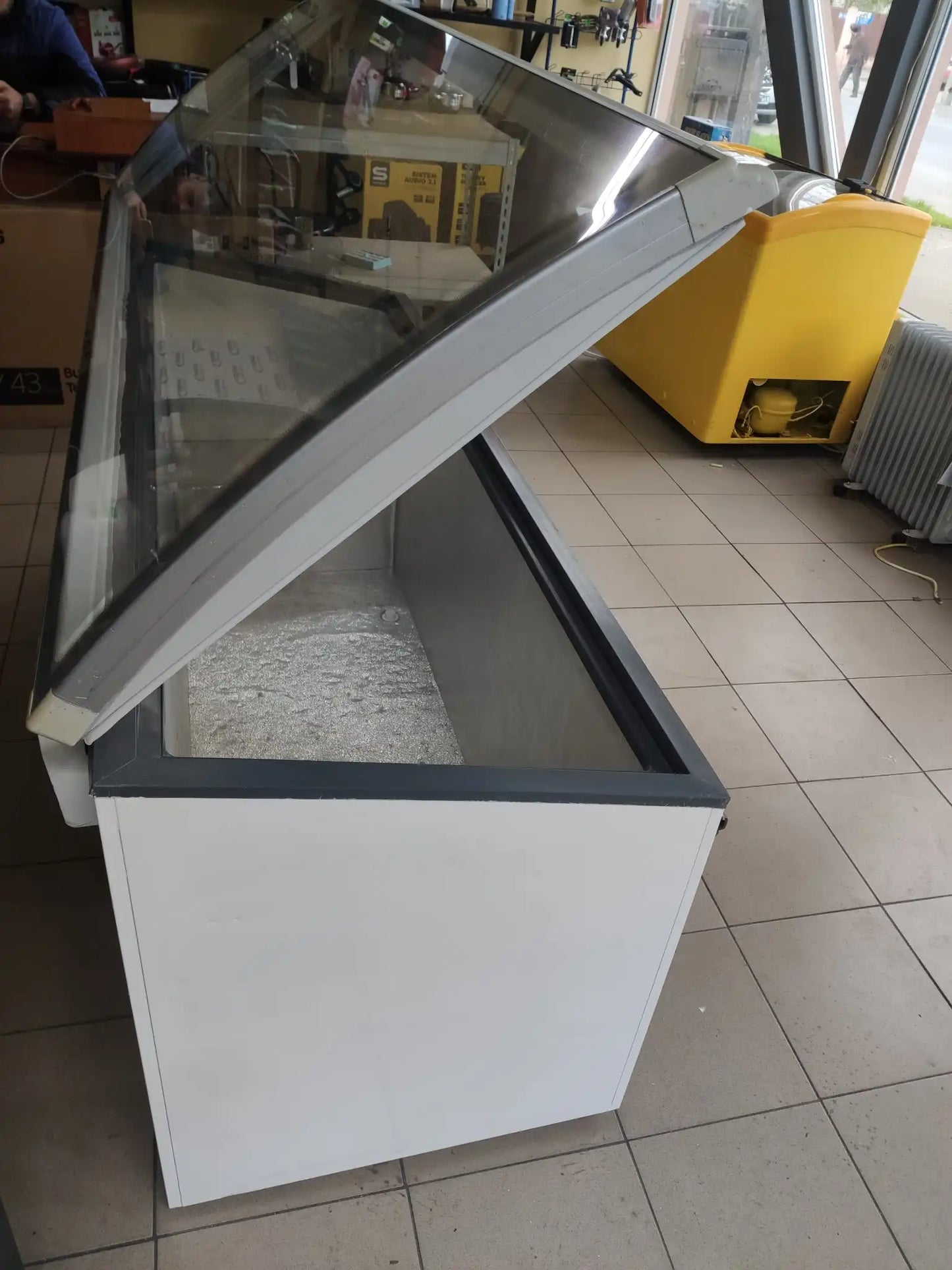 Ladă frigorifică cu geam,180cm lățime, sticlă securizată, -24°C, termometru, spațiu depozitare inox