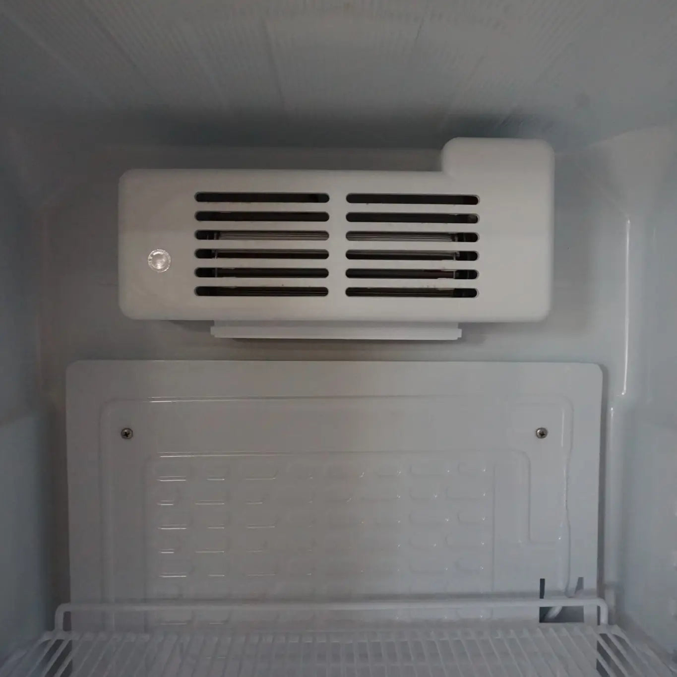 Vitrină frigorifică pentru băuturi, 60cm lățime, ventilație aer, panou comandă digital, iluminare LED, 4 rafturi incluse