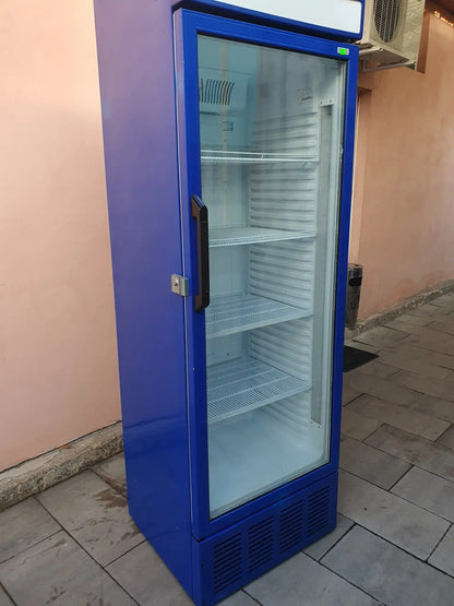 Vitrină frigorifică pentru băuturi, ventilație aer, panou comandă digital, iluminare