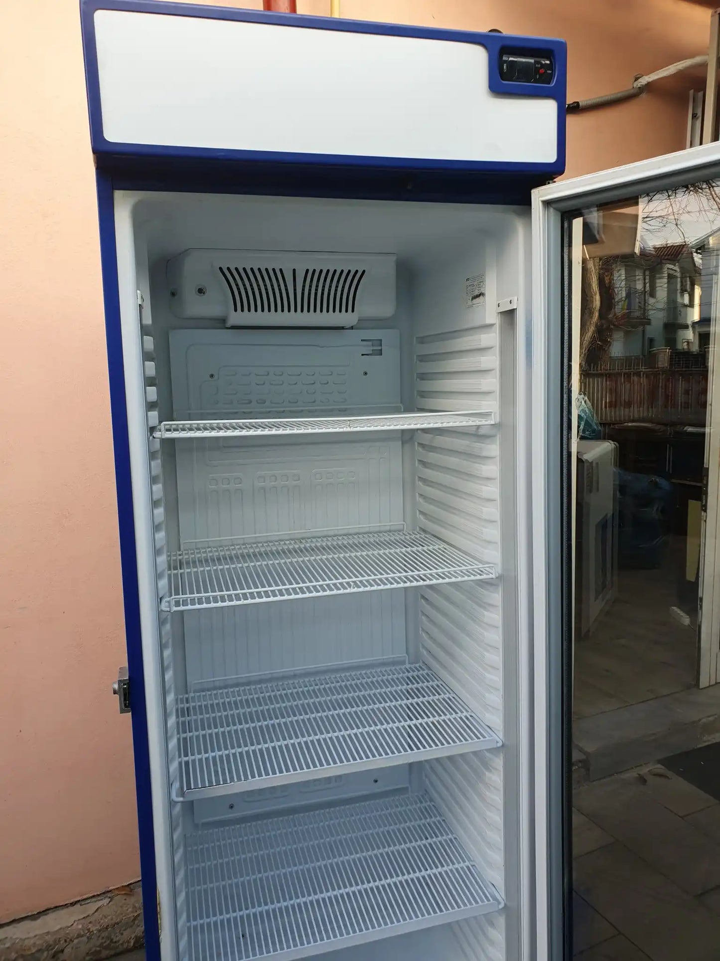 Vitrină frigorifică pentru băuturi, ventilație aer, panou comandă digital, iluminare